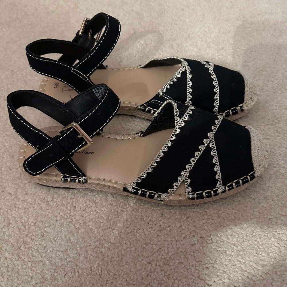 Time and Tru women’s sandals. Black and cream woven. Size 8.5. Never worn
